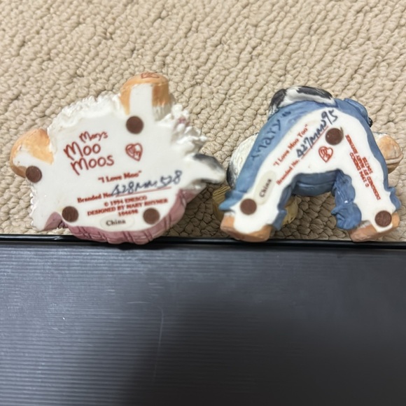 Enesco Mary’s Moo Moo’s Set of Two Figurines - Picture 3 of 3